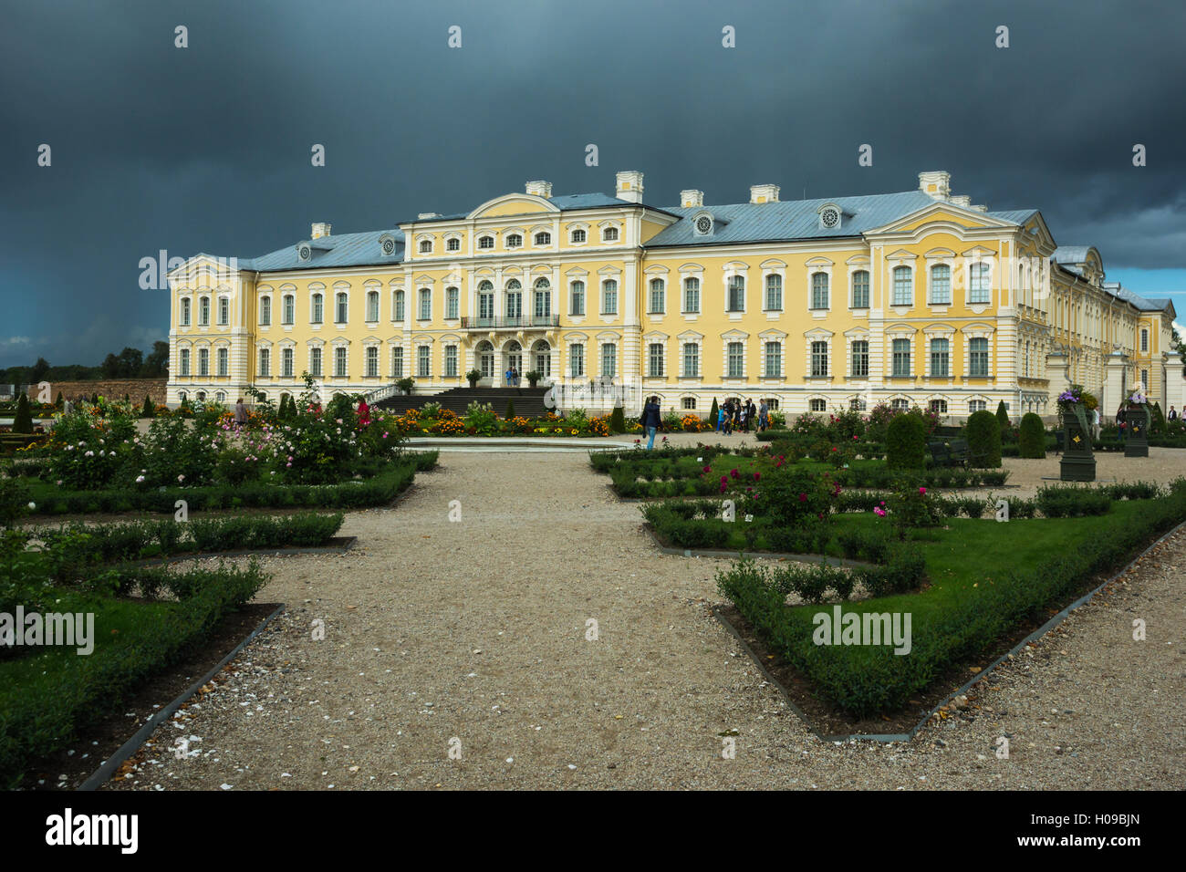 Die hintere Höhe von Schloss Rundale in Lettland zeigen die formale Gärten Stockfoto