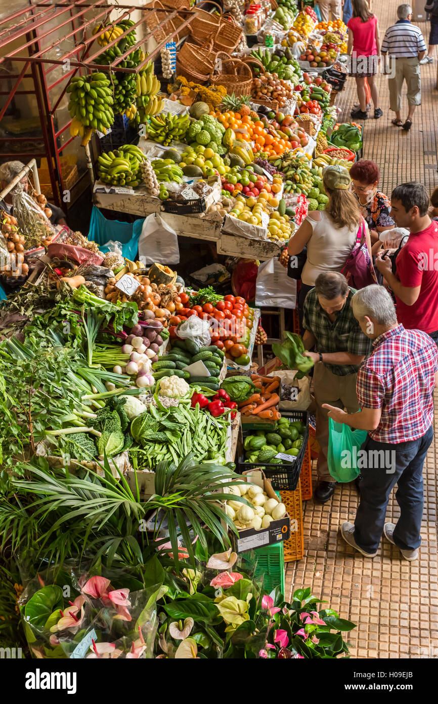 Käufer an Ständen mit frischen produzieren, Mercado Dos Lavradores (Bauernmarkt), Funchal, Madeira, Atlantik, Portugal, Europa Stockfoto