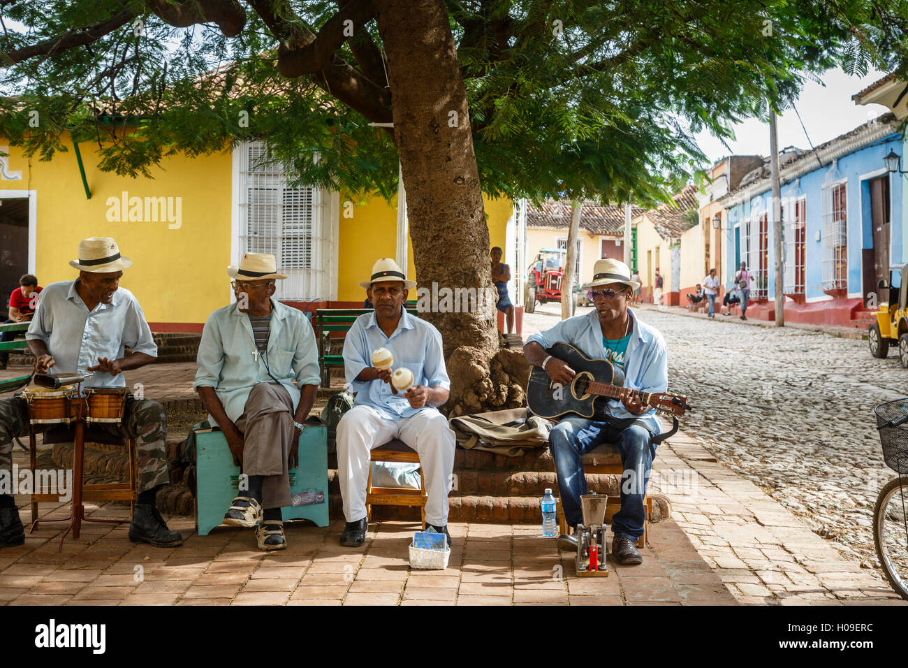 Musikband spielt an einem Platz in Trinidad, Provinz Sancti Spiritus, Kuba, Karibik, Karibik, Mittelamerika Stockfoto