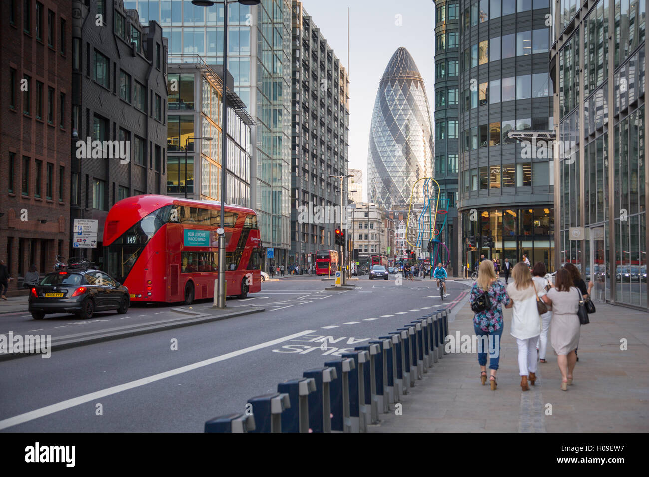 Bishopsgate und Gerkin, Shoreditch, London, England, Vereinigtes Königreich, Europa Stockfoto