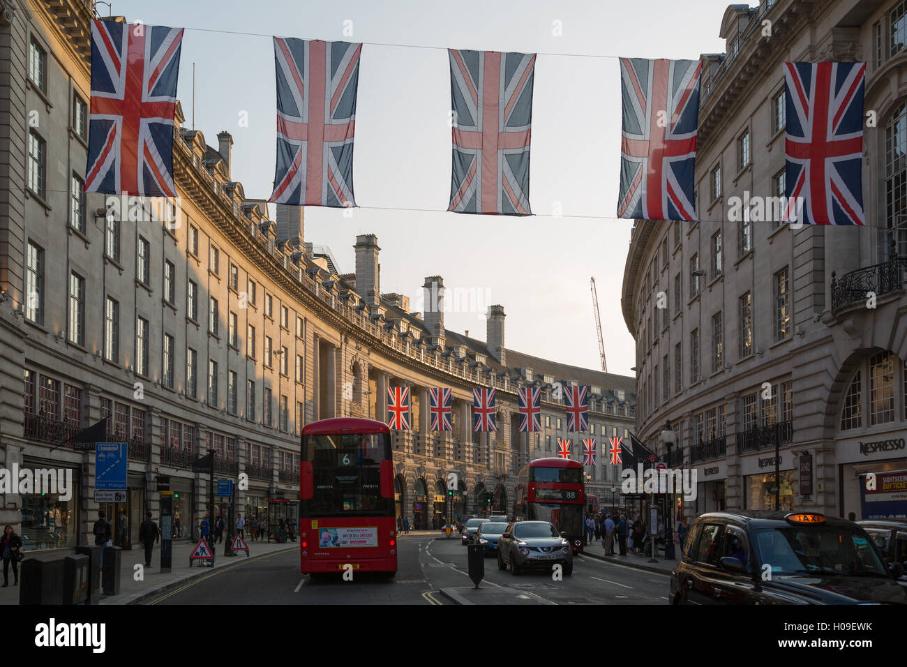 Union Jacks auf Regent Street, London, England, Vereinigtes Königreich, Europa Stockfoto