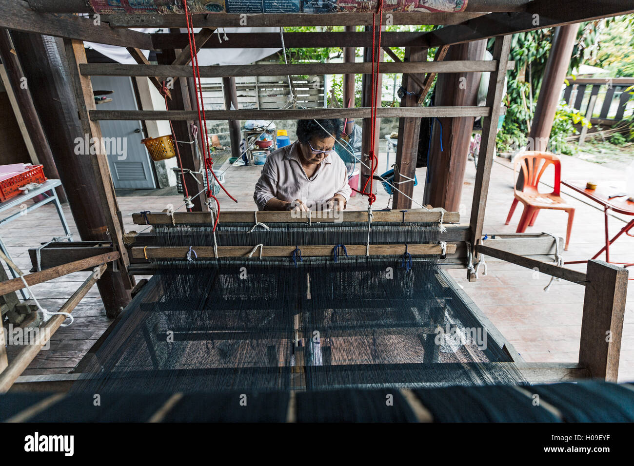 Tai Lue (Lu) einheimischen Weber auf einem hölzernen Webstuhl weben Tai Lue traditionellen Kleidung, Chiang Mai, Thailand, Südostasien, Asien Stockfoto