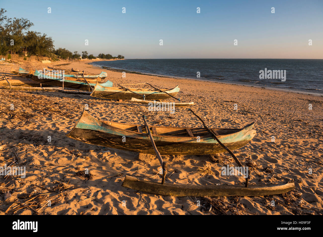 Einbäume als Angelboote/Fischerboote auf Ifaty Strand bei Sonnenuntergang, Süd-West-Madagaskar, Afrika Stockfoto