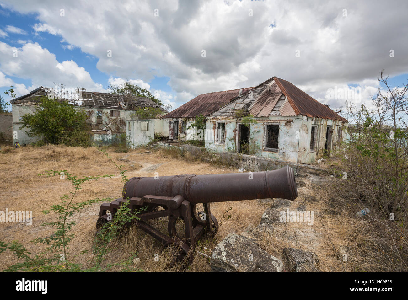 Kanone um die zerstörten Gebäude in Fort St. James, St. John's, Antigua, Antigua und Barbuda, Leeward-Inseln, West Indies Stockfoto