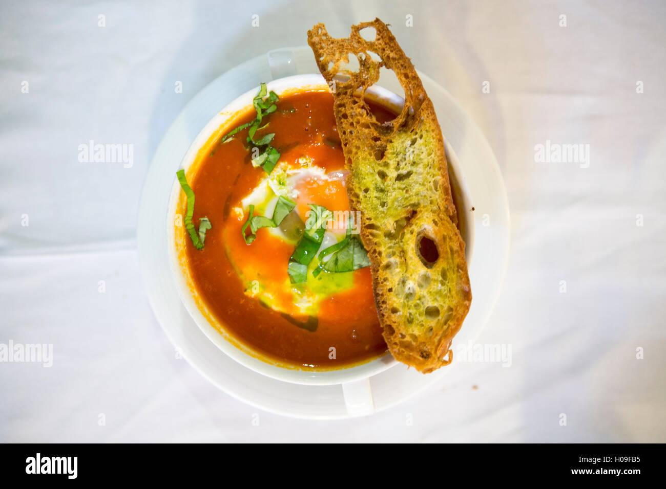 Sopa de Tomate Alentejana, eine traditionelle portugiesische Tomate und Ei Suppe aus der Region Alentejo, Portugal, Europa Stockfoto