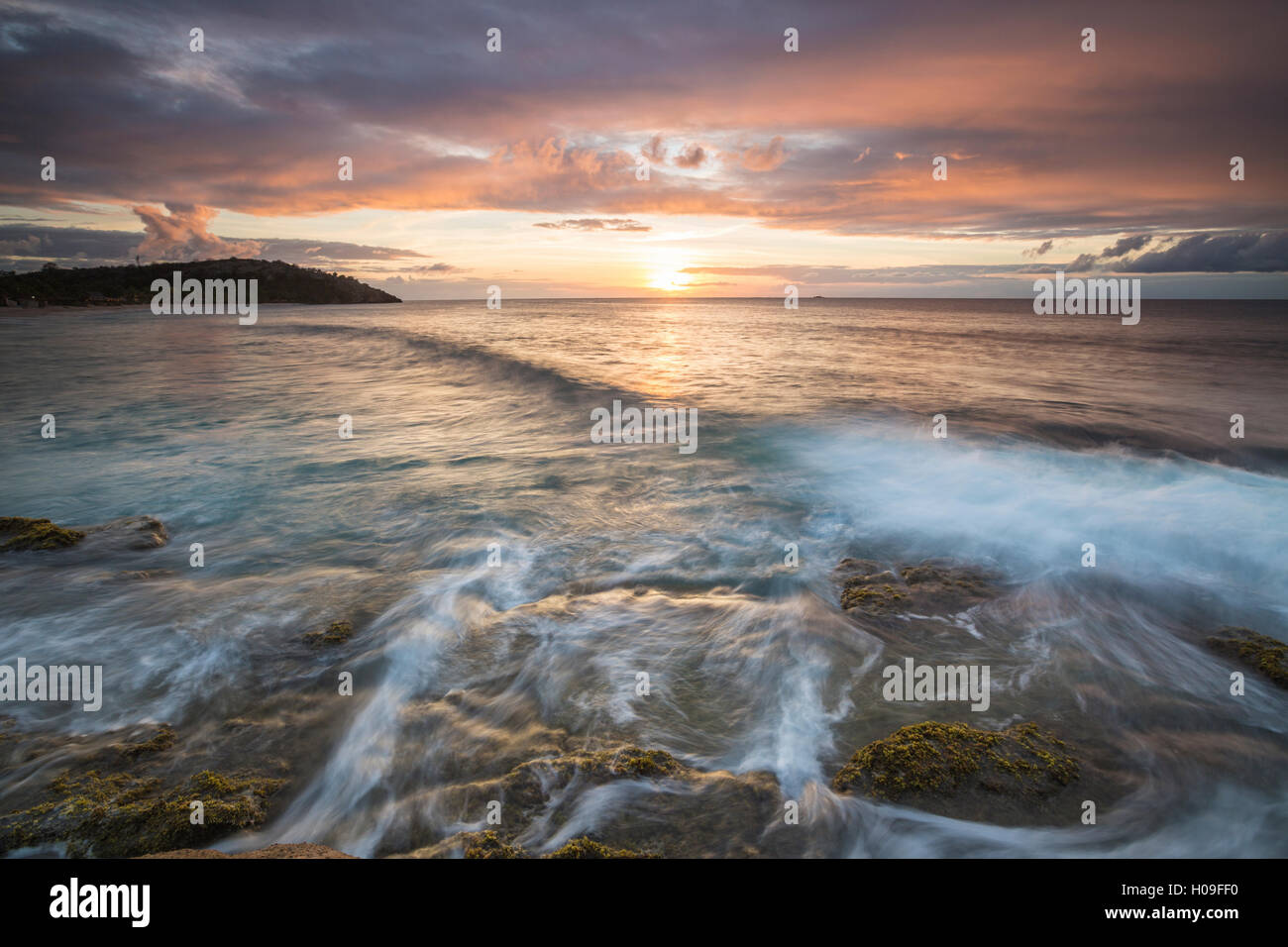 Wellen zum Absturz auf Klippen unter eines bunten karibischen Sonnenuntergang, Galley Bay, St. John Antigua, Antigua und Barbuda, Leeward-Inseln Stockfoto