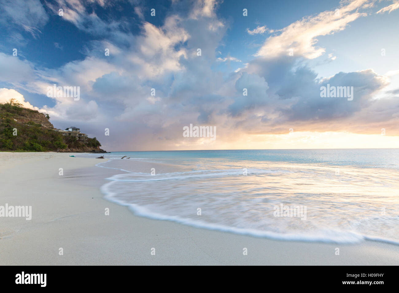 Der Himmel verfärbt sich rosa bei Sonnenuntergang und reflektiert auf Ffryes Strand, Antigua, Antigua und Barbuda, Leeward-Inseln, West Indies Stockfoto