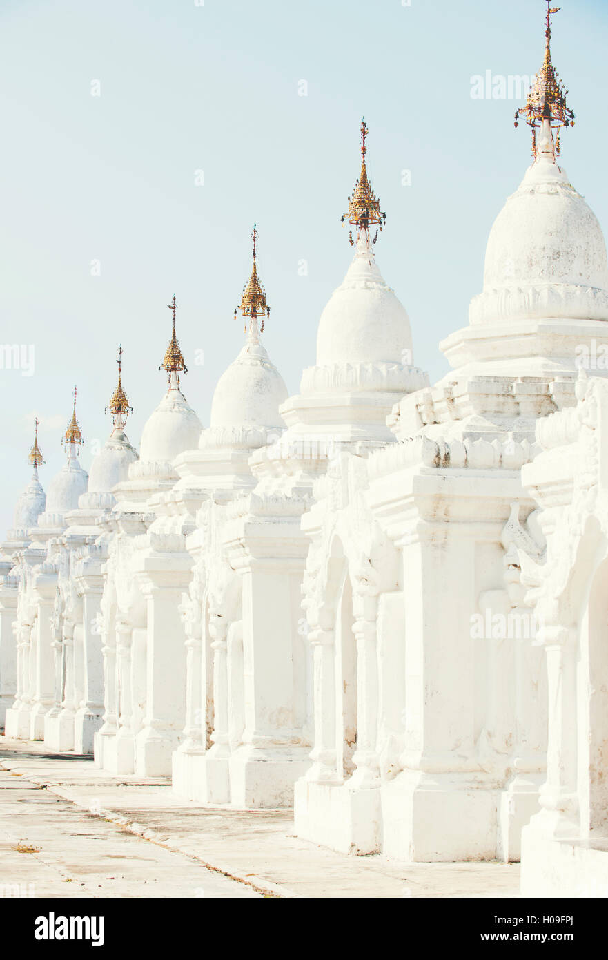 Die weltweit größte Buchmesse, in Stein gemeißelt, auf dem Gelände der Kuthodaw Pagode am Fuße des Mandalay Hill, Myanmar (Burma) Stockfoto