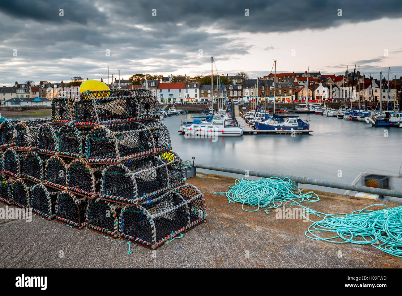 Segelboote und Krabben Töpfe in der Abenddämmerung im Hafen von Anstruther, Fife, East Neuk, Schottland, Vereinigtes Königreich, Europa Stockfoto