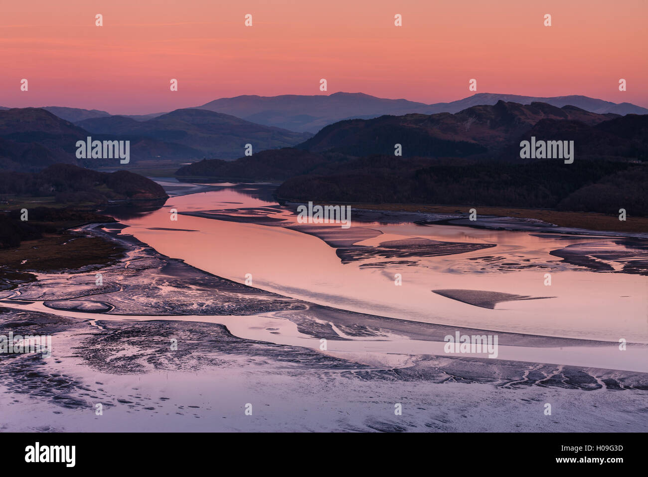 Twilight und Ebbe an der Mündung der ruhigen Mawddach umgeben von den Bergen in Snowdonia-Nationalpark, Gwynedd, Wales, UK Stockfoto