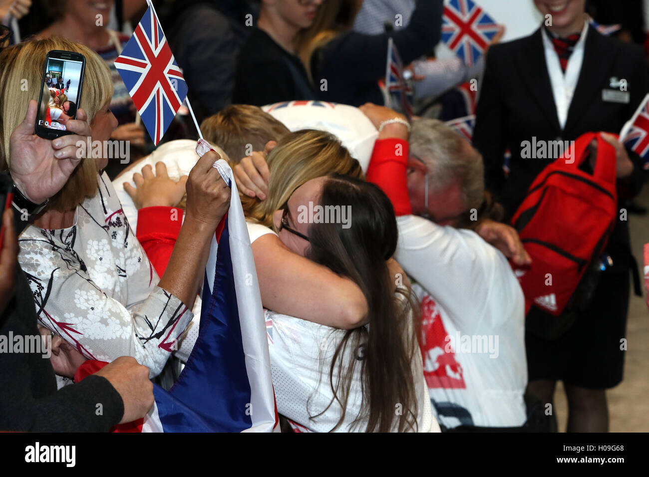 Großbritanniens Lauren Rowles (Mitte) kommt zurück am Flughafen Heathrow, London. PRESSEVERBAND Foto. Bild Datum: Dienstag, 20. September 2016. Die Paralympics GB Squad kommen zurück in das Vereinigte Königreich nach dem sammeln 147 Medaillen, zweite in 2016 Rio Paralympics Medaillenspiegel, übertrifft ihre insgesamt 120 von London 2012 zu beenden. PRESSEVERBAND Foto. Bildnachweis sollte lauten: Steve Parsons/PA Wire Stockfoto