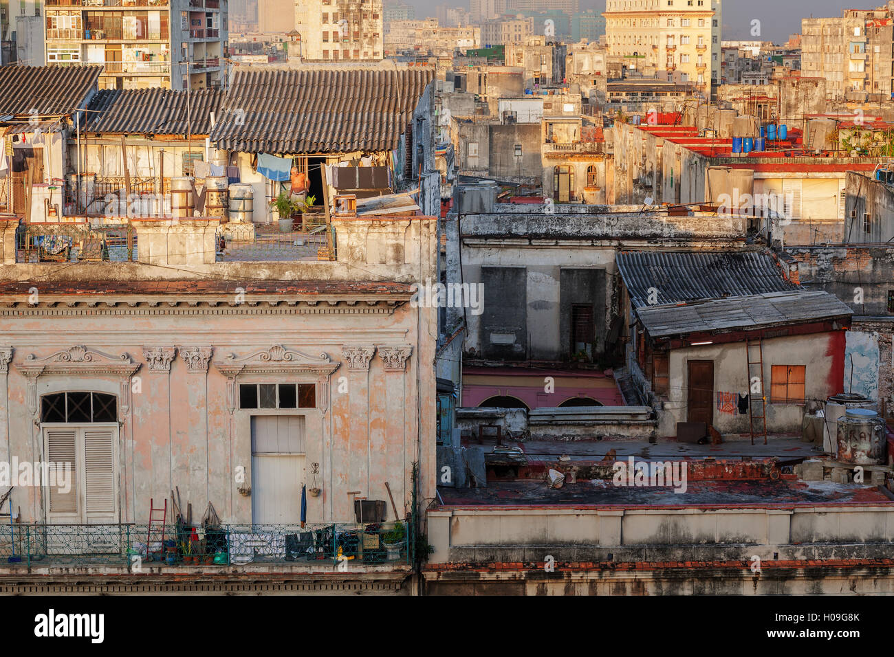 Ein Mann kommt aus seiner Wohnung auf dem Dach, im Licht frühen Morgens in Havanna, Kuba, West Indies, Karibik, Mittelamerika Stockfoto