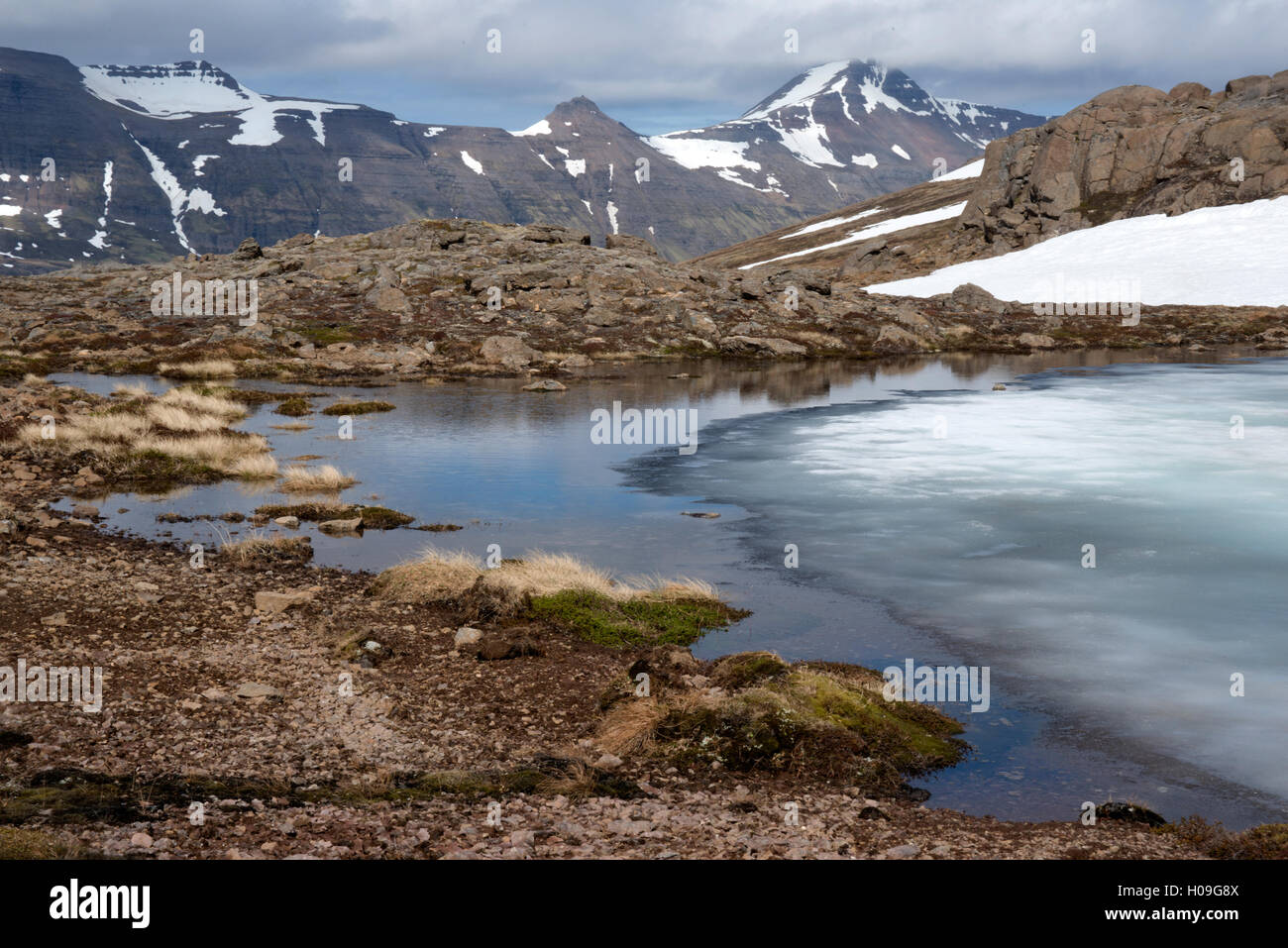 Eis schmelzen auf einem Bergpass, Strandir Westfjorde, Island, Polarregionen Stockfoto