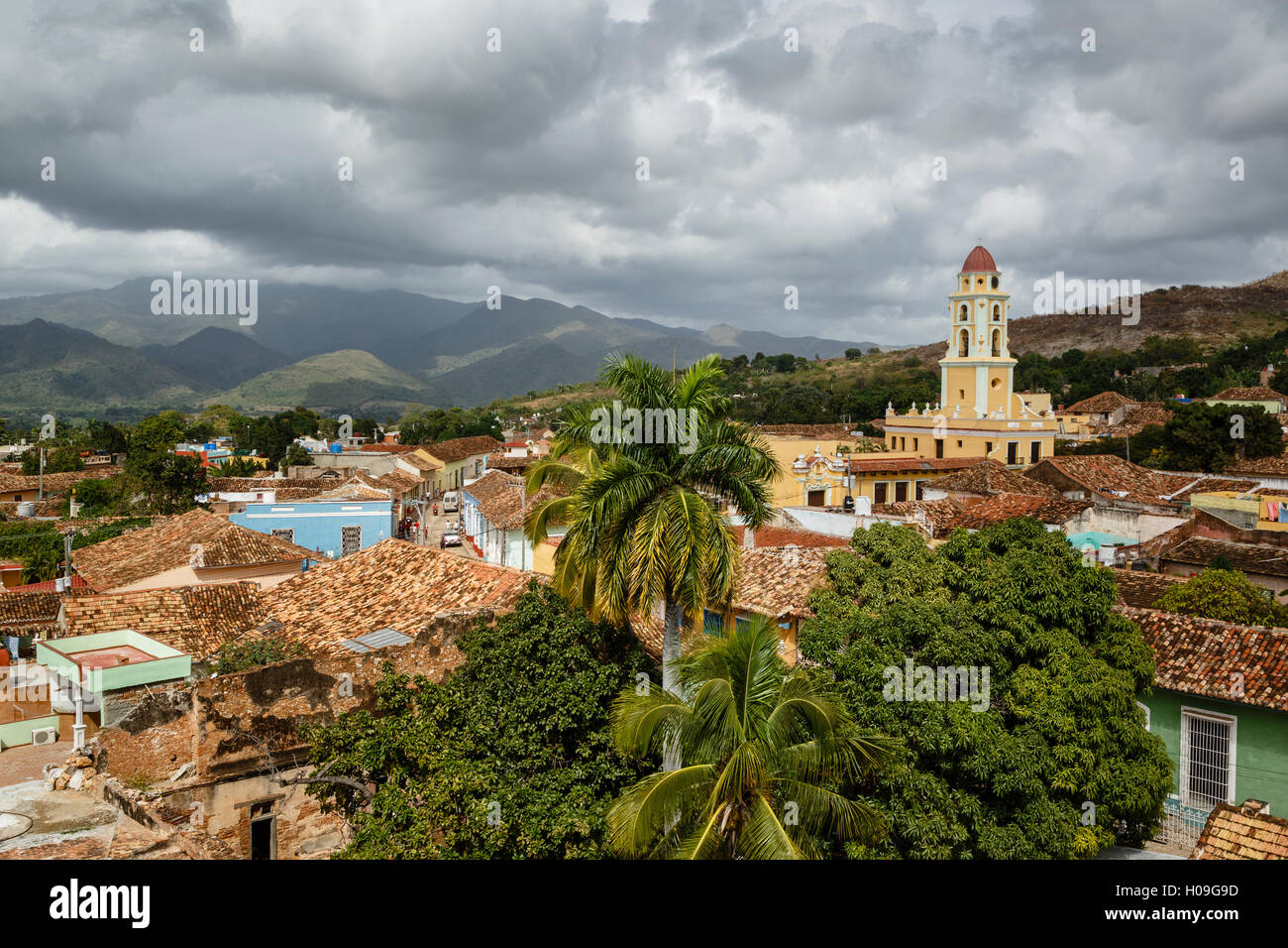 Terrakottadächer und der Glockenturm des Museo Nacional De La Lucha, Trinidad, UNESCO, Provinz Sancti Spiritus, Kuba Stockfoto