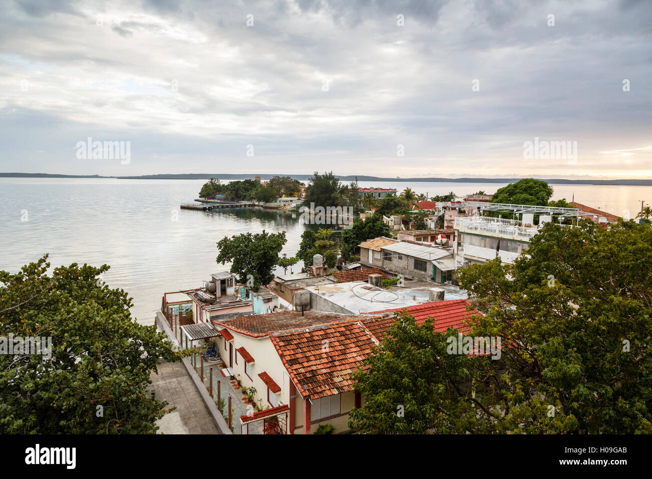 Blick auf Punta Gorda und der Bucht von Cienfuegos, Cienfuegos, Kuba, West Indies, Karibik, Mittelamerika Stockfoto
