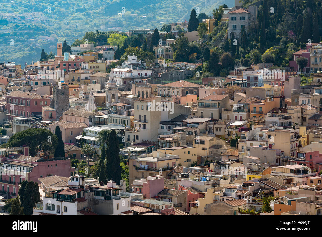 Blick auf die Hügel der Stadt von Taormina, Sizilien, Italien, Mittelmeer, Europa Stockfoto