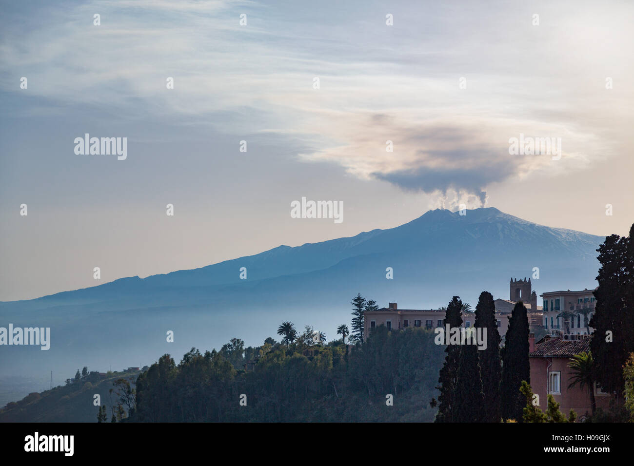 Die ehrfurchtgebietenden Ätna, UNESCO und höchste aktive Vulkan Europas, gesehen von Taormina, Sizilien, Italien, mediterran Stockfoto