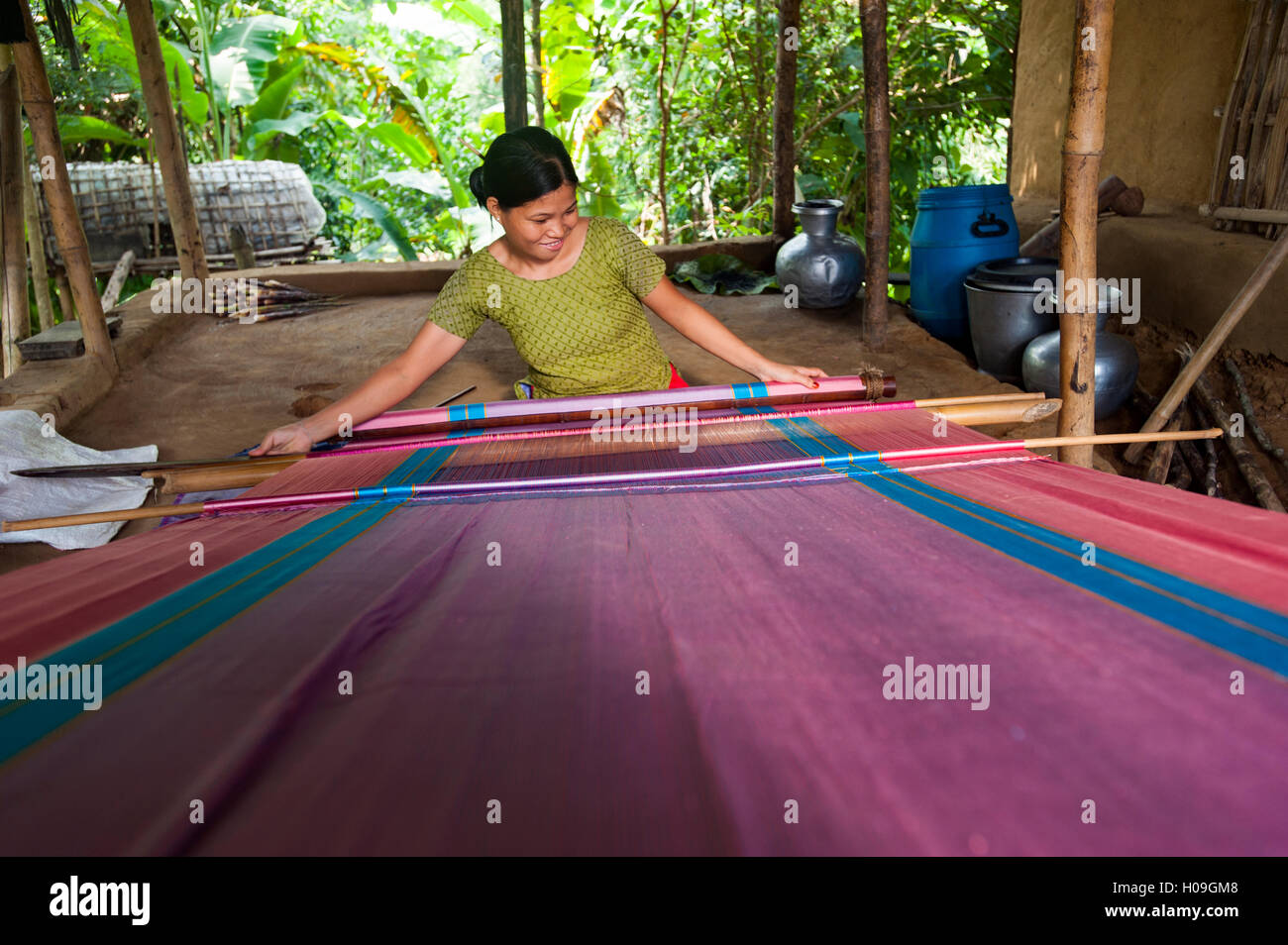 Eine Frau webt traditionelle Stoff mit einer Hand Webstuhl, Chittagong Hill Tracts, Bangladesch, Asien Stockfoto