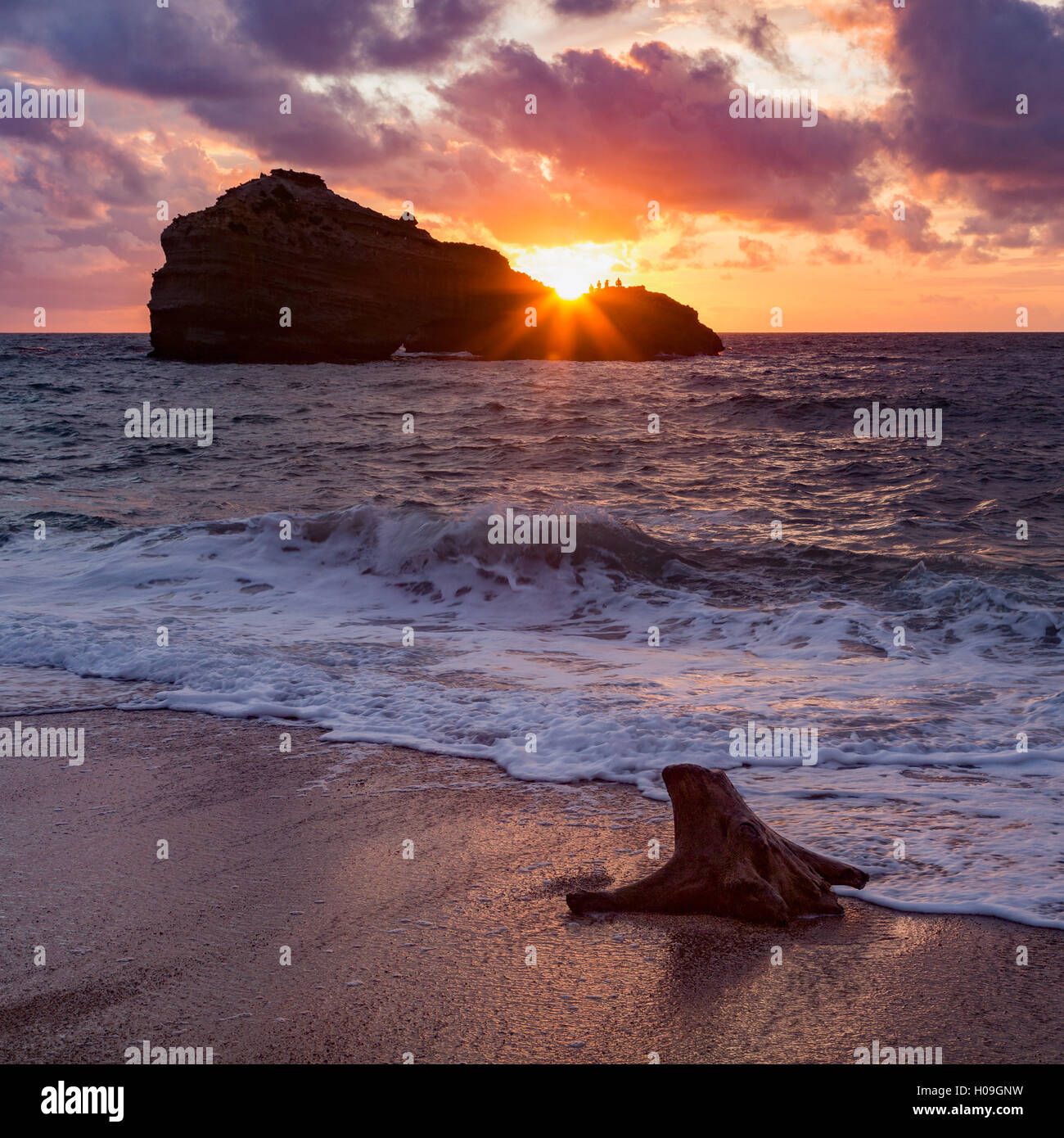 Sonnenuntergang über Roche Ronde Felsen vor der Küste von Biarritz, Pyrenäen Atlantiques, Aquitaine, Frankreich, Europa Stockfoto