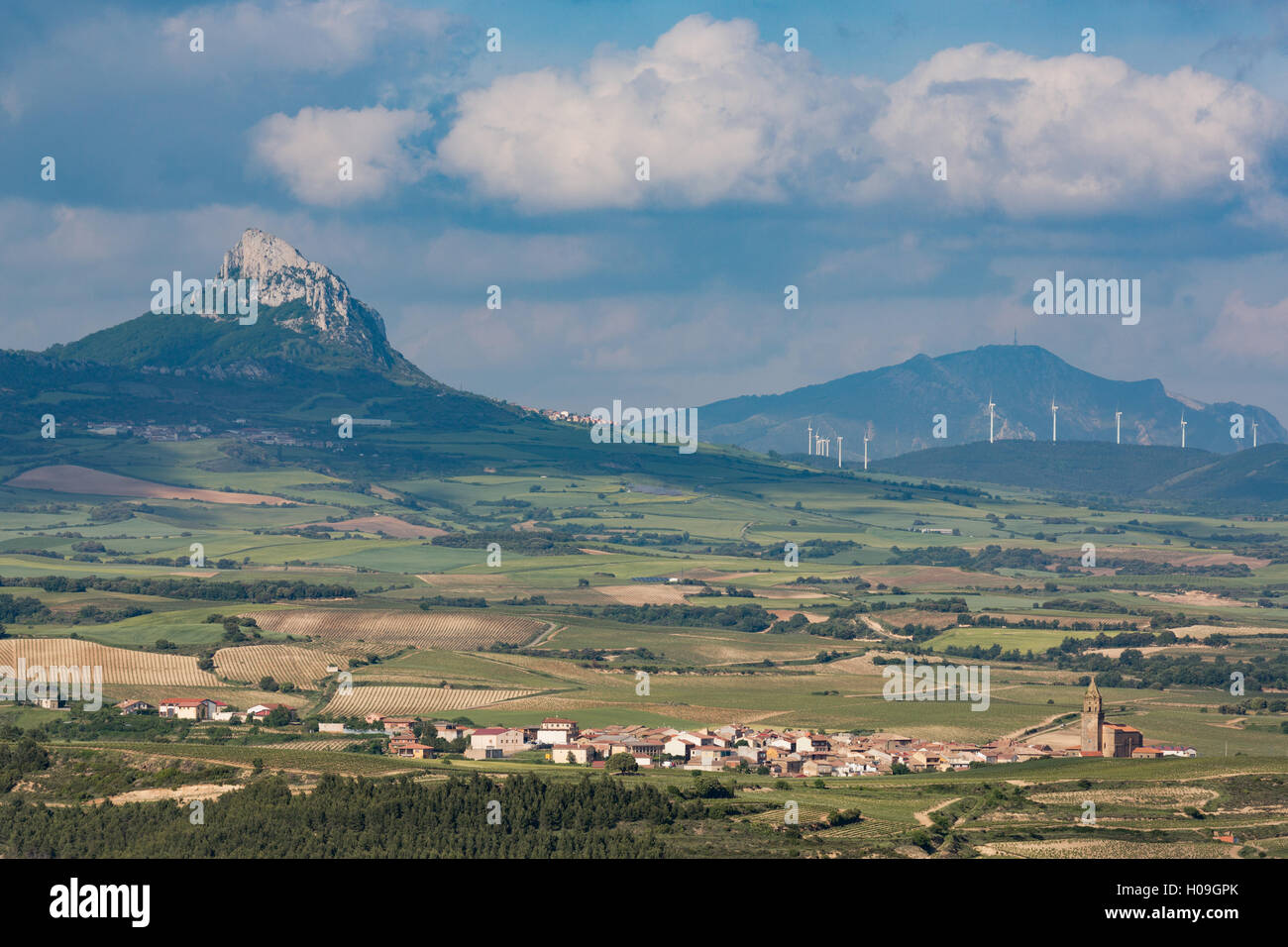 Kleines Dorf in La Rioja mit den Bergen der Sierra de Cantabria in der Nähe von Laguardia, La Rioja, Spanien, Europa Stockfoto