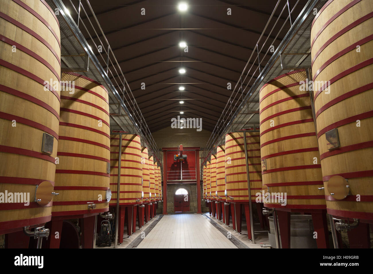 Wein-Fässer in einer Bodega in Rioja, Spanien, Europa Stockfoto