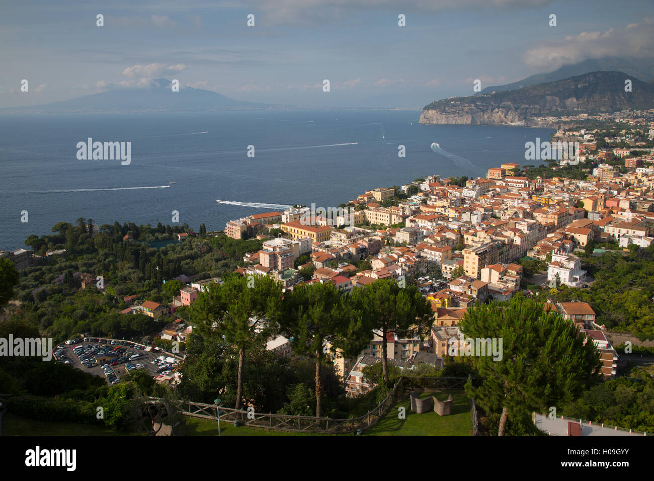 Blick auf Vesuvio und Terrheinian Meer von oben Sorrento, Costiera Amalfitana (Amalfiküste), UNESCO, Campania, Italien Stockfoto