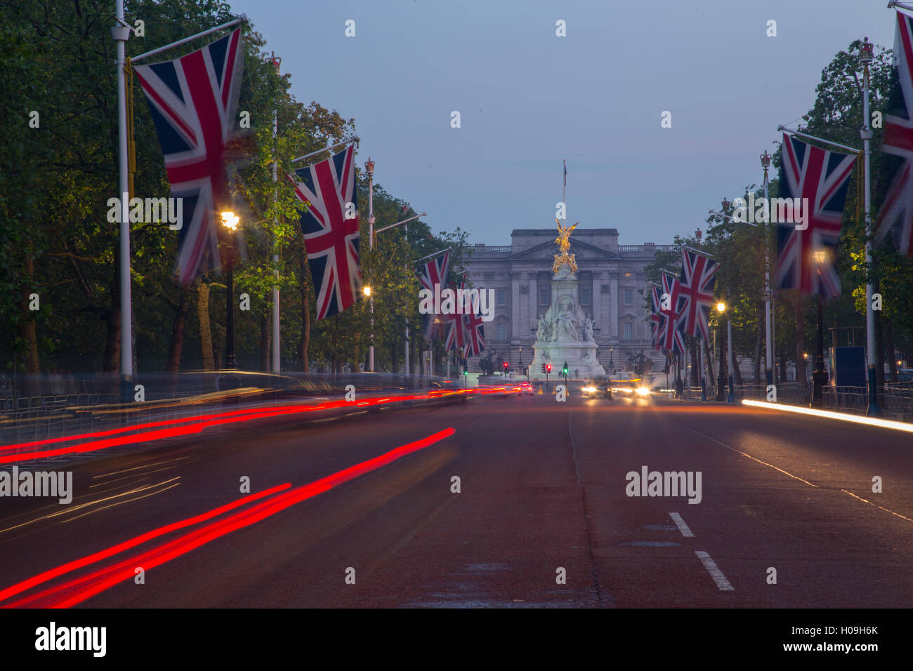 Union-Buchsen auf der Mall, Buckingham Palace, London, England, Vereinigtes Königreich, Europa Stockfoto