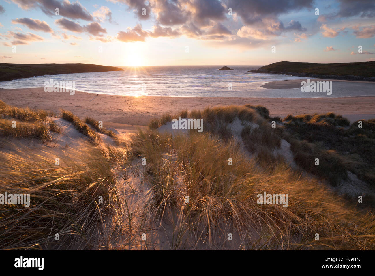 Gerippt, Sand und Dünen bei Sonnenuntergang, Crantock Beach Crantock, in der Nähe von Newquay, Cornwall, England, Vereinigtes Königreich, Europa Stockfoto