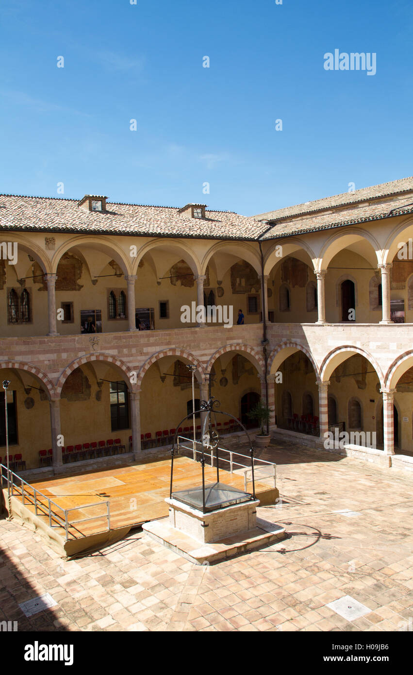 ASSISI, Italien - august 12, 2016: Innenraum der Basilika di San Francesco in Assisi, Italien Stockfoto