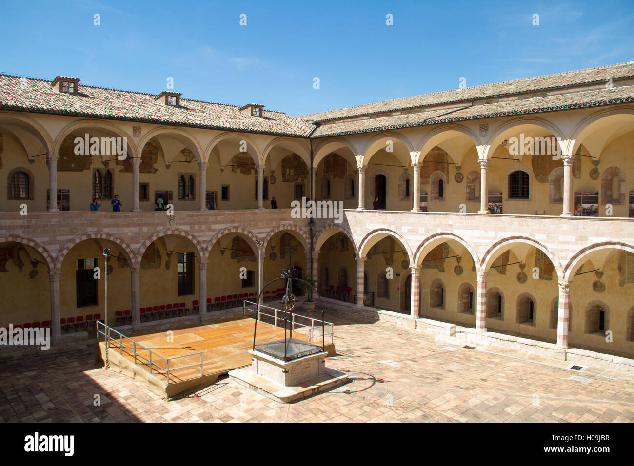 ASSISI, Italien - august 12, 2016: Innenraum der Basilika di San Francesco in Assisi, Italien Stockfoto