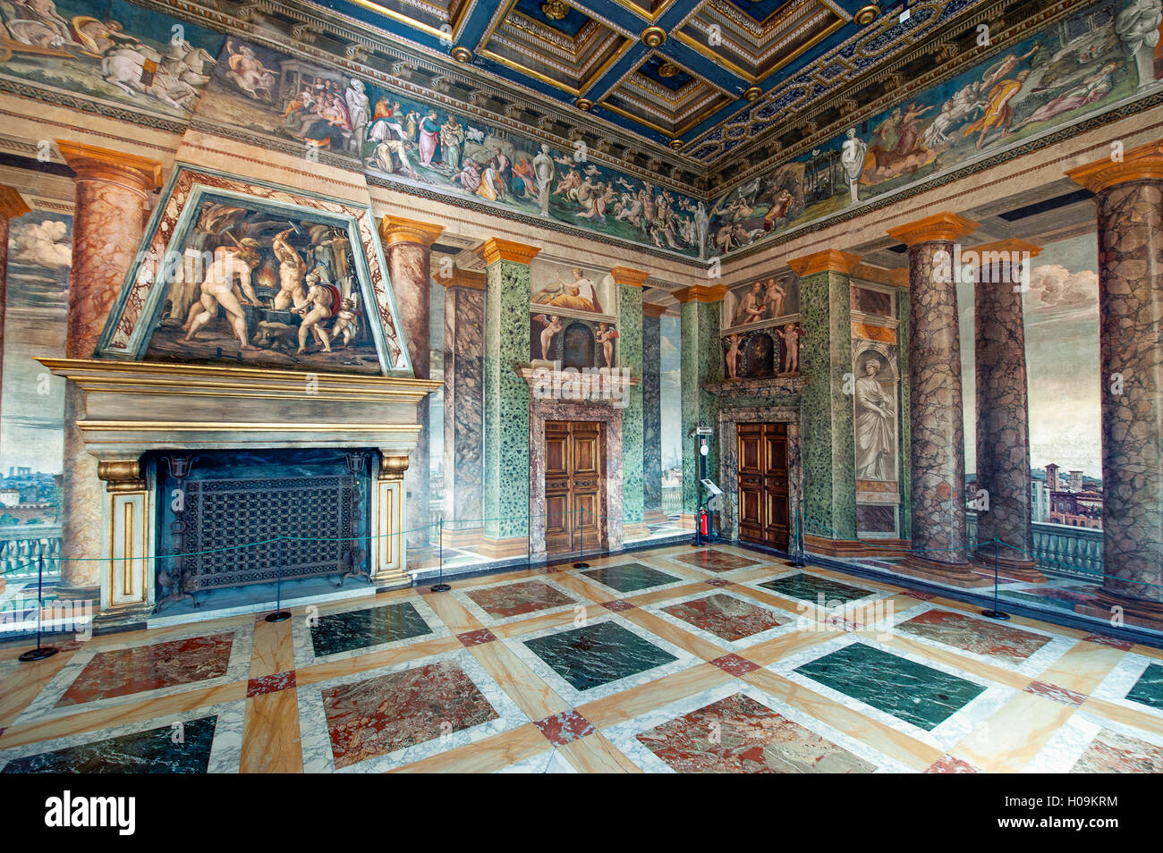 Verkürzung der Perspektive Halle, mit Fresken von Baldassare Peruzzi in der Villa Farnesina in Rom Stockfoto