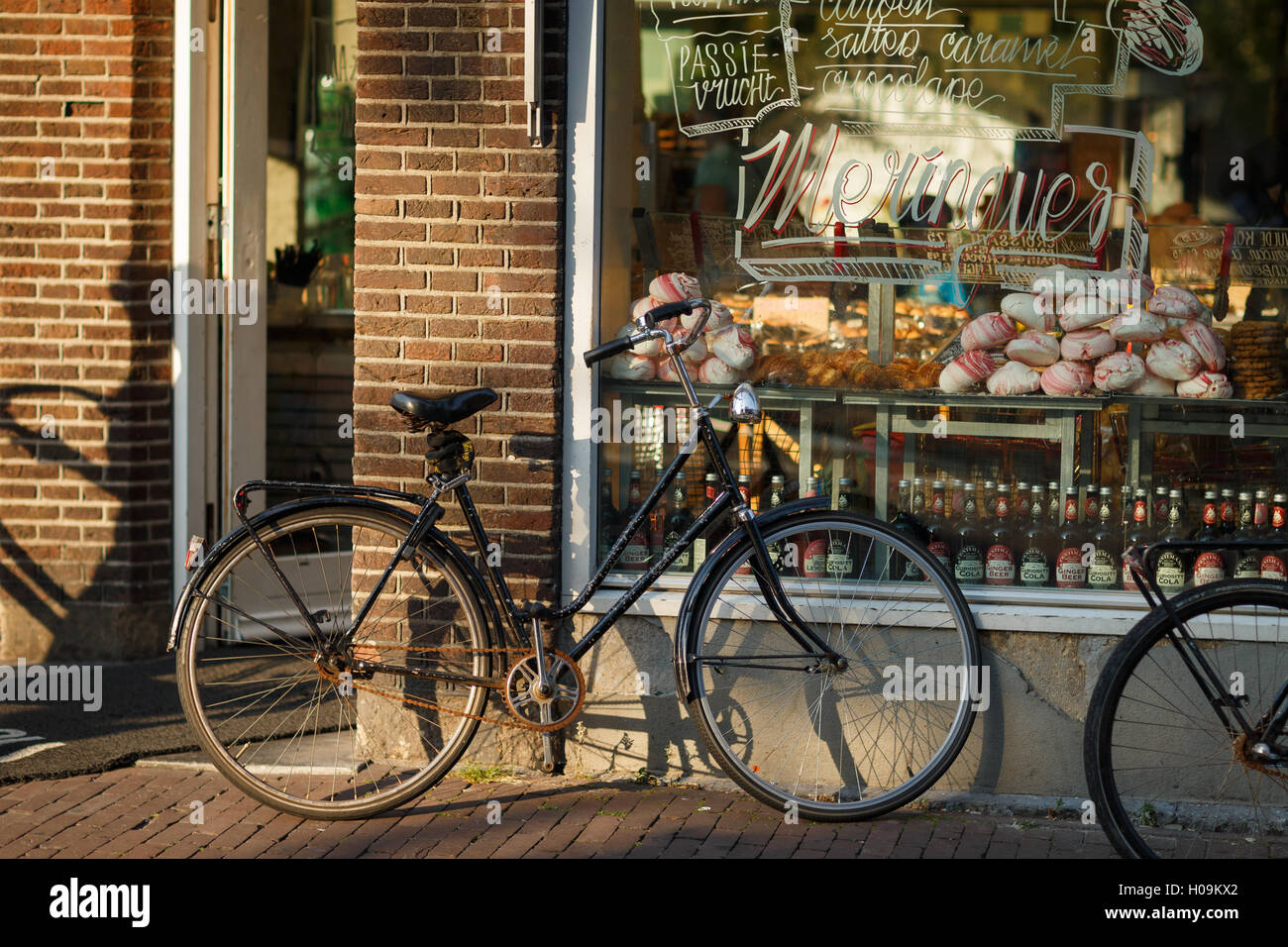 Fahrrad mit einem Schaufenster von einem Bäcker Stockfoto
