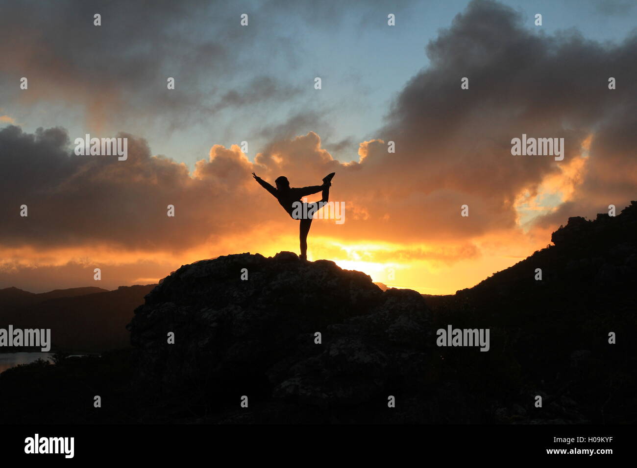 Natarajasana (Lord of the Dance) Pose auf dem Tafelberg bei Sonnenuntergang Stockfoto