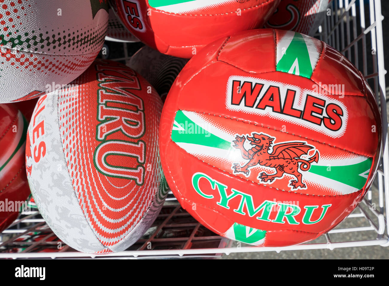 Wales Cymru Rugbybälle und Fußbälle zum Verkauf Stockfoto