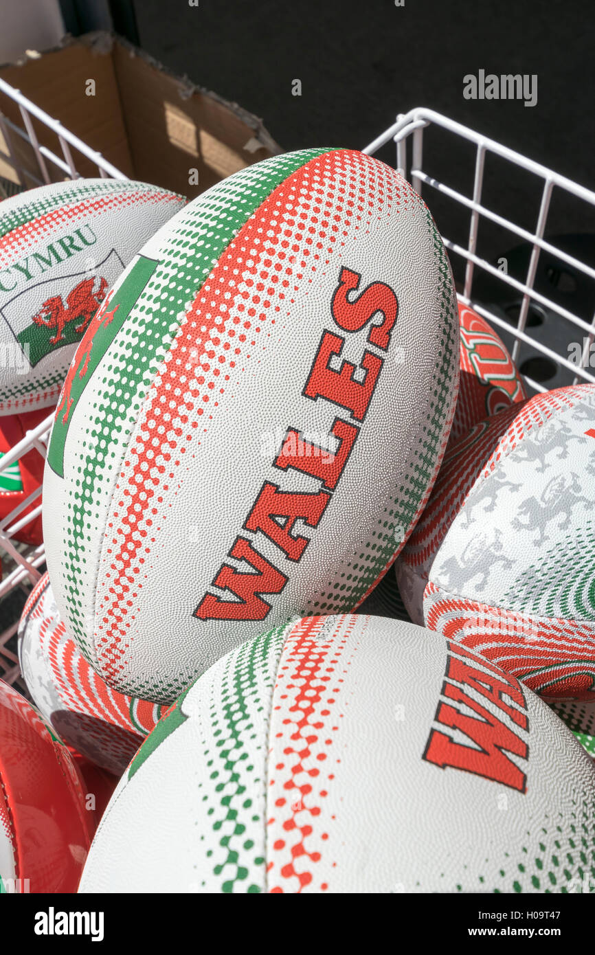 Wales Cymru Rugbybälle und Fußbälle zum Verkauf Stockfoto