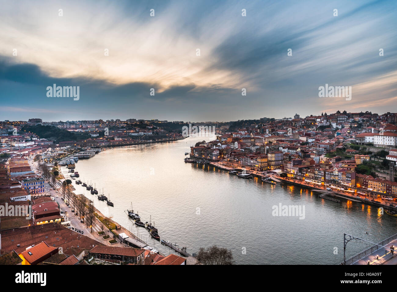 Blick über Porto mit Fluss Douro, Dämmerung, Porto, Portugal Stockfoto