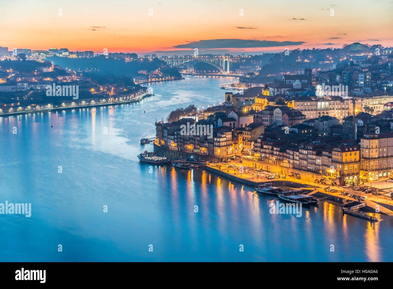 Blick über Porto mit Fluss Douro, Dämmerung, Porto, Portugal Stockfoto