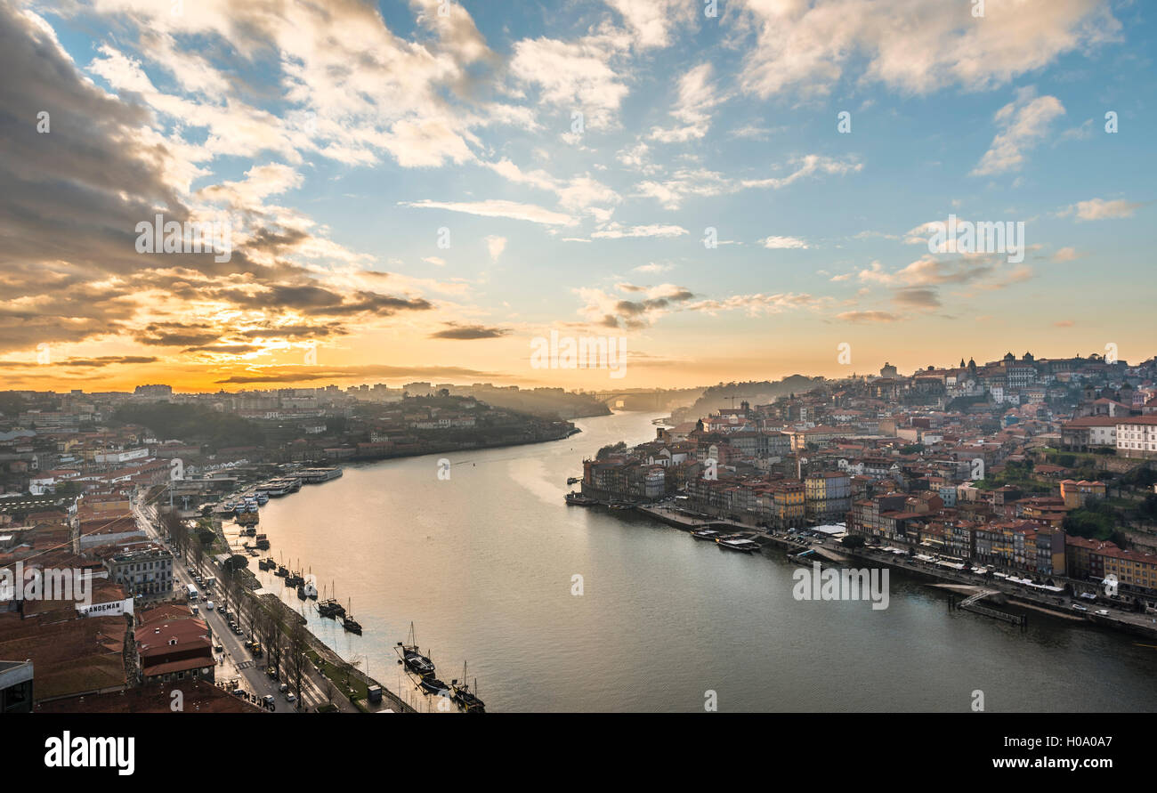 Blick über Porto mit Fluss Douro, Sonnenuntergang, Porto, Portugal Stockfoto