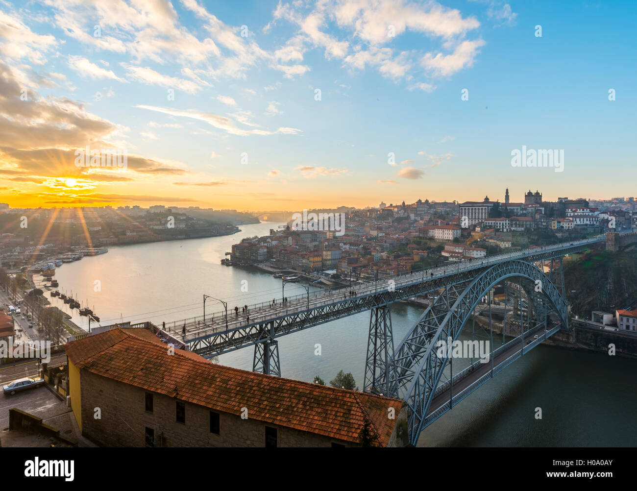 Blick über Porto mit Ponte Dom Luís I Brücke über den Fluss Douro