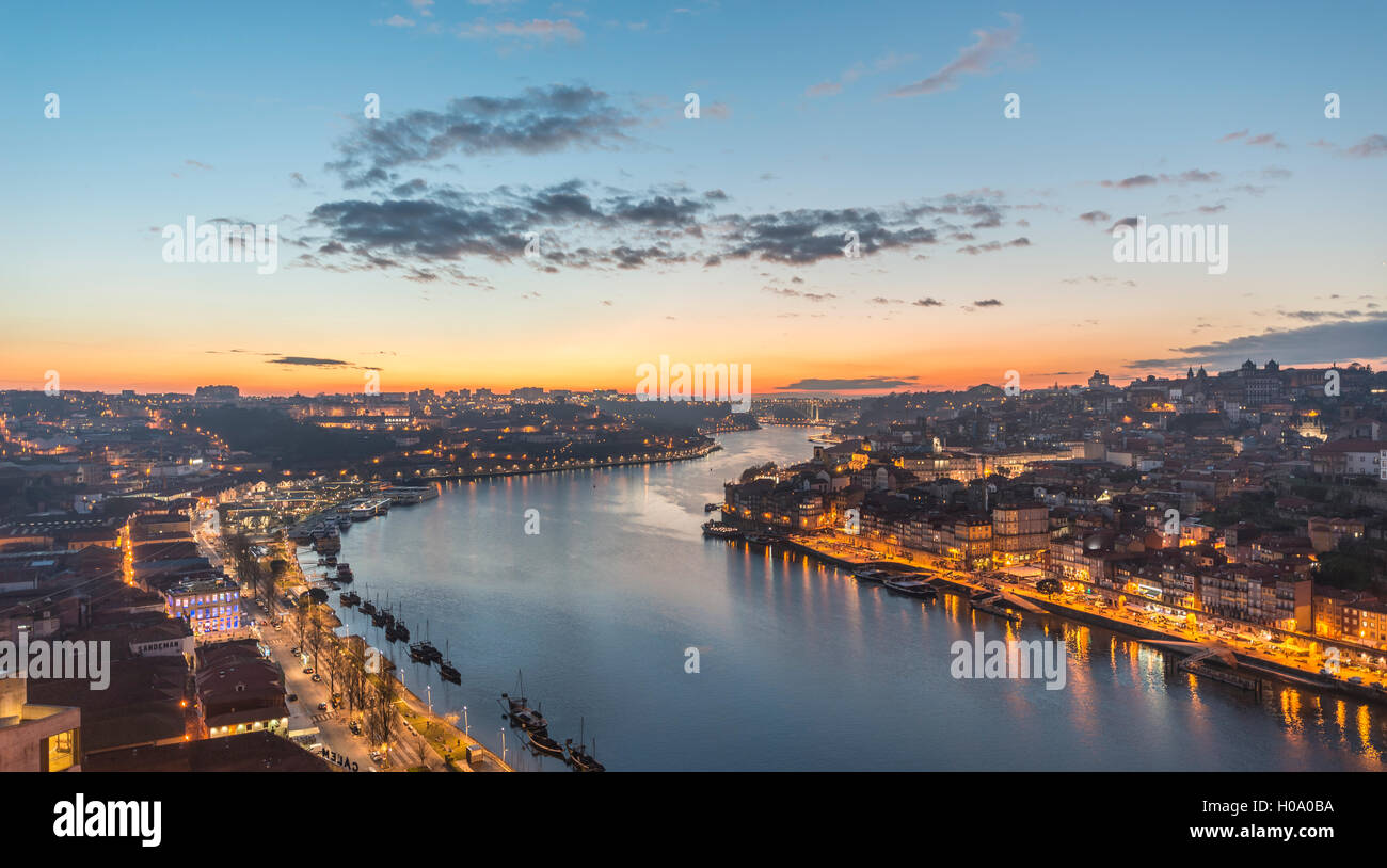 Blick über Porto mit Fluss Douro, Dämmerung, Porto, Portugal Stockfoto