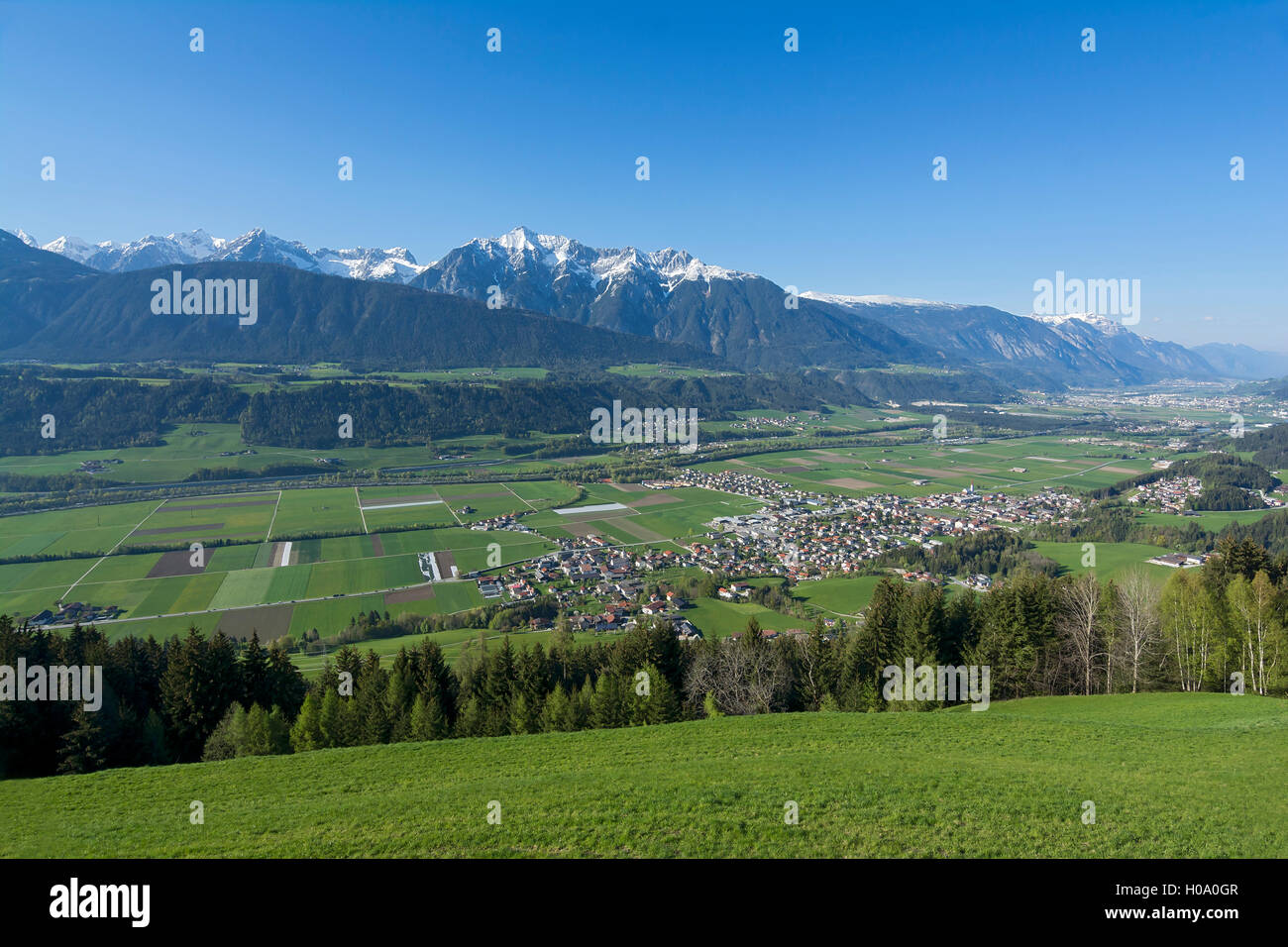 Weer, kolsass und Karwendelgebirge hinter, Inntal, Tirol, Österreich Stockfoto
