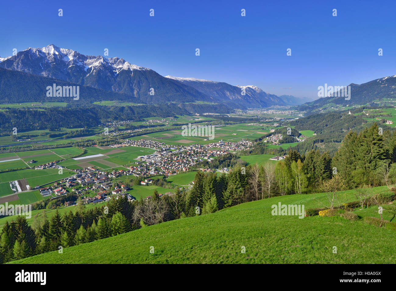Weer, kolsass und Karwendelgebirge hinter, Inntal, Tirol, Österreich Stockfoto
