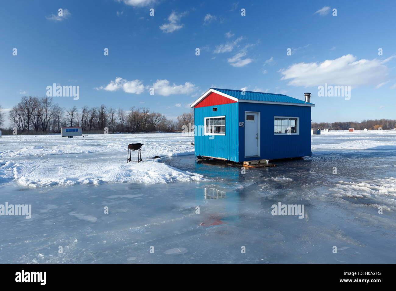 Eisfischen Kabine auf dem zugefrorenen St. Lawrence River, Maple Grove, Quebec, Kanada Stockfoto