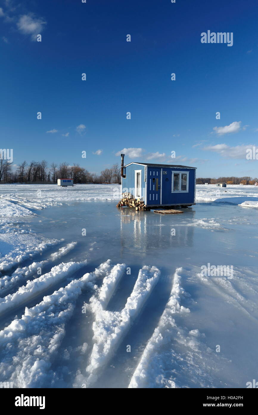 Eisfischen Kabine auf dem zugefrorenen St. Lawrence River, Maple Grove, Quebec, Kanada Stockfoto