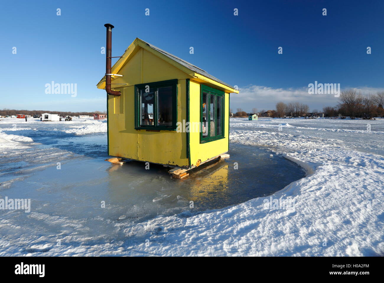 Eisfischen Kabine auf dem zugefrorenen St. Lawrence River, Maple Grove, Quebec, Kanada Stockfoto
