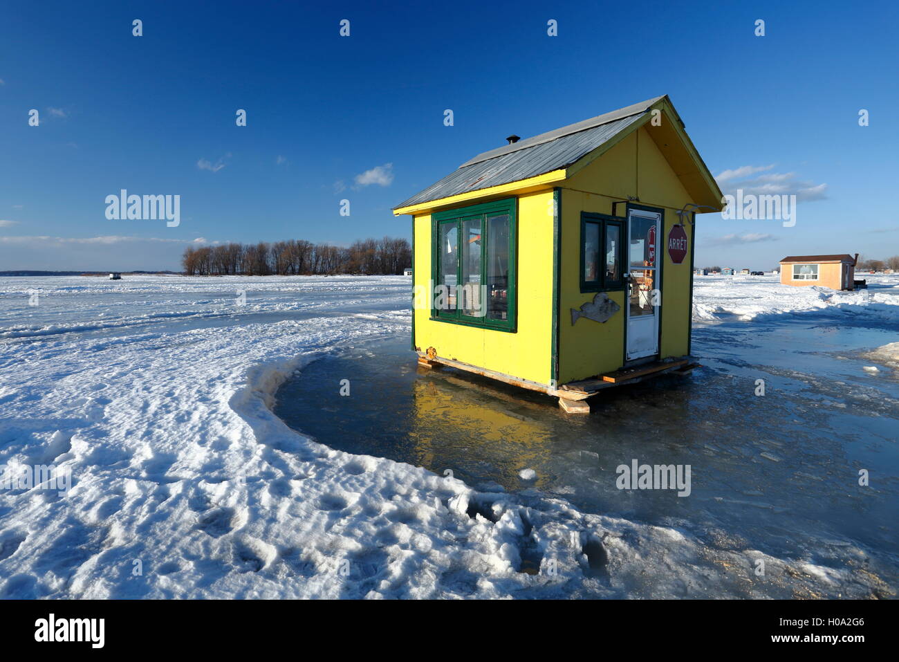 Eisfischen Kabine auf dem zugefrorenen St. Lawrence River, Maple Grove, Quebec, Kanada Stockfoto