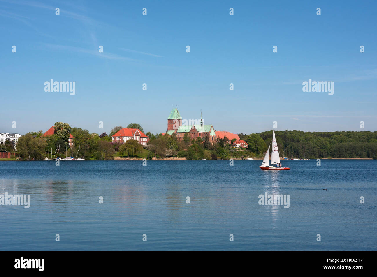 Domsee See mit Segelboot, Kathedrale von Ratzeburg, Ratzeburg, Schleswig-Holstein, Deutschland Stockfoto