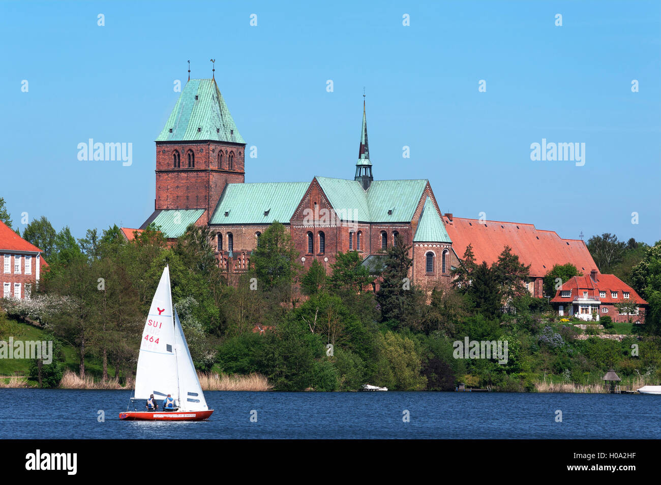 Ratzeburger Dom, Domsee See mit Segelboot vor, Ratzeburg, Schleswig-Holstein, Deutschland Stockfoto