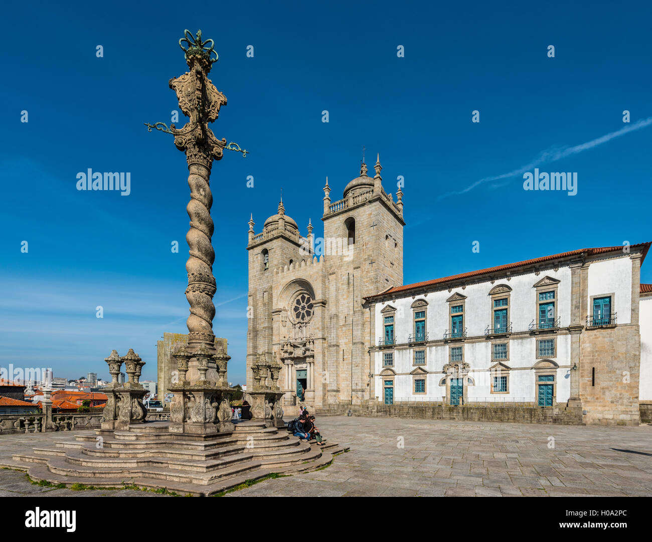 Die Kathedrale von Porto und manuelinischen Pranger, Barredo Bezirk, Porto, Portugal Stockfoto