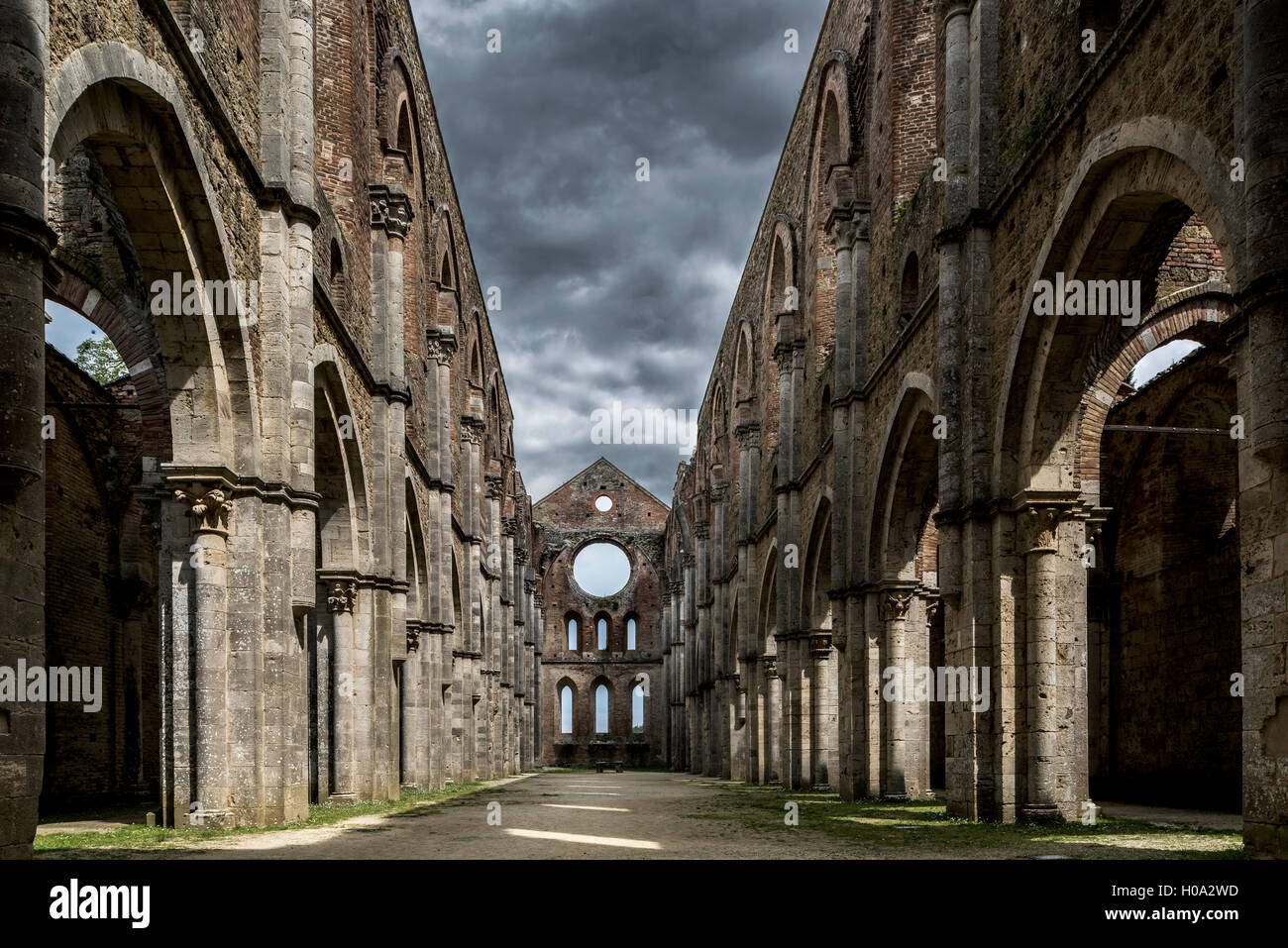 Die Ruinen der ehemaligen Zisterzienser Abtei San Galgano, Chiusdino, Toskana, Italien Stockfoto